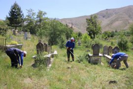 Bitlis Belediyesi Mezarlıkları Temizliyor
