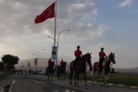 Atlı Polis Birliği Tatvan Sahilinde Devriye Görevi Gerçekleştirdi