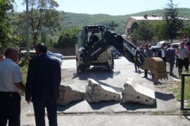Tatvan Belediyesi VEDAŞ binasını mühürledi
