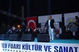 Bülent Serttaş konserde sahne direğine tırmandı