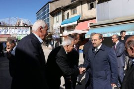 Bitlis Valisi İsmail Ustaoğlu kahvaltıda esnaflarla bir araya geldi