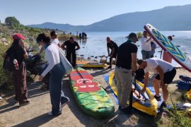 Doğaseverler 2 bin 250 rakımdaki gölde sup ve kano yaptı