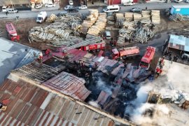 Tatvan’daki Yangın 4 Belediyenin İtfaiye Ekipleri ve 1 TOMA Desteğiyle Söndürüldü