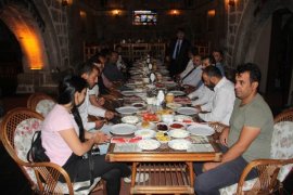 Vali Ustaoğlu, Bitlis’te görev yapan gazetecilerle bir araya geldi
