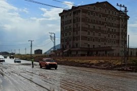 Tatvan ve Ahlat'ta sağanak yağış su baskınlarına neden oldu