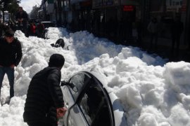 Tatvan’da 5 aracın üzerine kar düştü