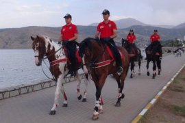 Atlı Polis Birliği Tatvan Sahilinde Devriye Görevi Gerçekleştirdi