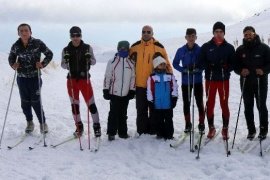 Bitlisli kayakçılar antrenmanlarını Nemrut Dağı’nda yapıyor