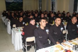 Vali İsmail Ustaoğlu, polis adaylarıyla iftar yemeğinde bir araya geldi ve önemli uyarılarda bulundu