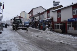 Mutki’de karla mücadele çalışması devam ediyor