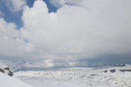 Nemrut’ta 10 metreye ulaşan kar temizleme çabası sürüyor