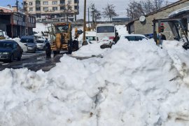 Tatvan Sanayi Sitesinde Kar Kütleleri 3 Metreyi Aştı