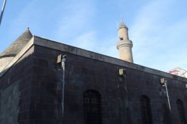 Bitlis’teki tarihi cami restore edilerek ibadete açıldı