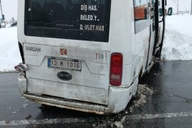 Bitlis’te Bir Tır ile Bir Minibüs Çarpıştı