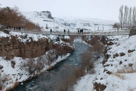 Karda Halay Çekip Donmuş Suda Yüzdüler