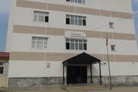 Tatvan’daki fedakar öğretmenler okul sıralarını yeniledi