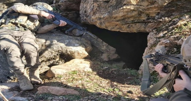 Bitlis Kırsalında Yürütülen Operasyonda Teröristlerce Kullanılan Çok Sayıda Gıda ve Yaşam Malzemesi Ele Geçirildi