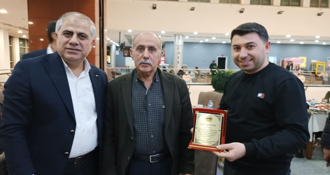 Tatvan’daki 40 Yıllık Esnafa Plaket Verildi