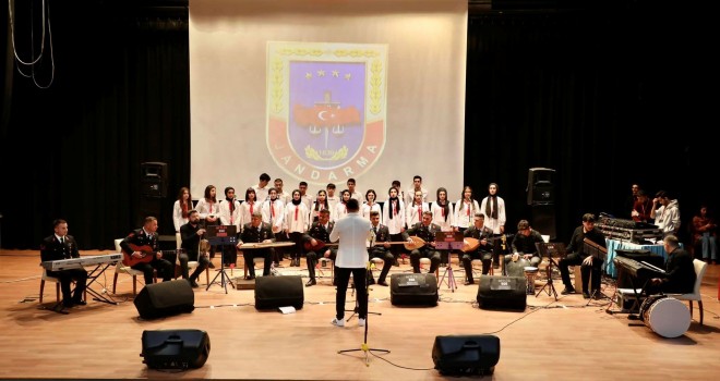 Jandarma Personelleri ile Lise Öğrencileri Konser Verdi