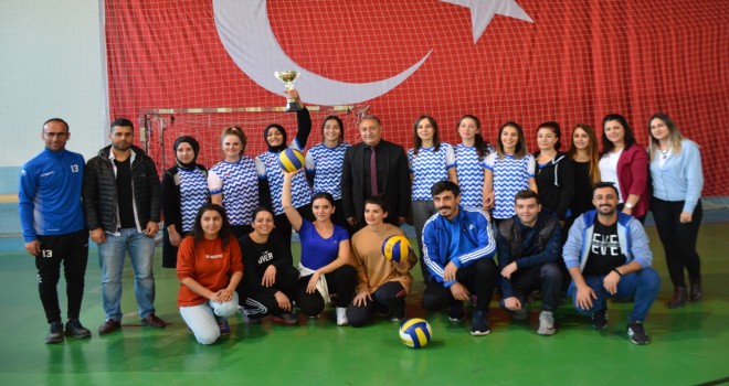 Bayan öğretmenlerin voleybol takımı Bitlis il birincisi oldu