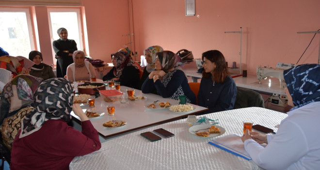 ADEM Kursuna Katılan Kadınlar Kendilerini Geliştiriyor ve Aile Ekonomisine Katkı Sağlıyor