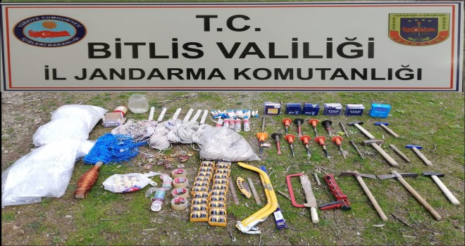 Bitlis'te PKK sığınağında patlayıcı ele geçirildi