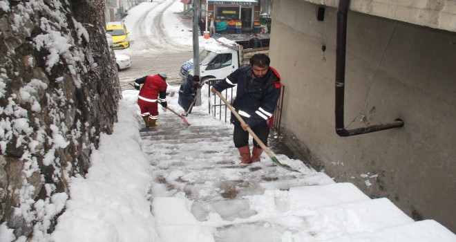 Belediye çalışanlarının zorlu kış mesaisi