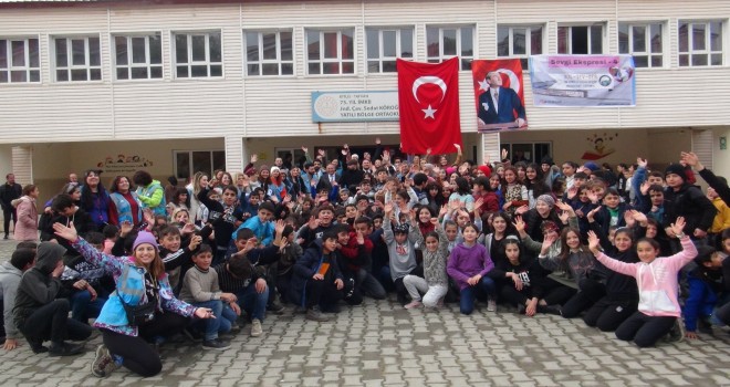 Gönüllüler Köy Okulu Öğrencileri İçin Etkinlik Düzenledi ve Hediye Dağıttı