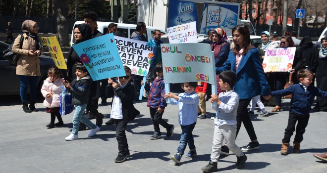 Anaokulu öğrencileri Tatvan çarşı merkezinde etkinlik yaptı