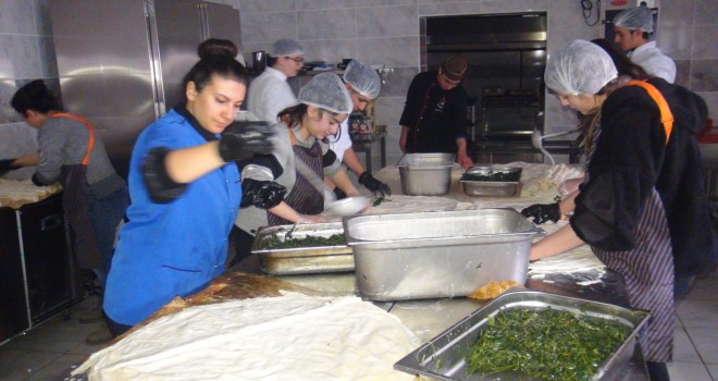 Depremzedeler İçin Öğretmenler ve Öğrenciler Yemek Hazırlıyor