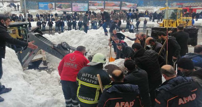 Çatıdan Düşen Kar Kütleleri Altında Kalan 3 Kişi Kurtarıldı