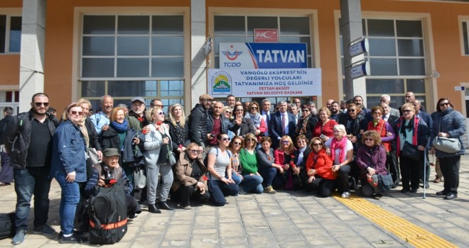 Van Gölü Ekspresi yolcuları Tatvan’da çiçeklerle karşılandı