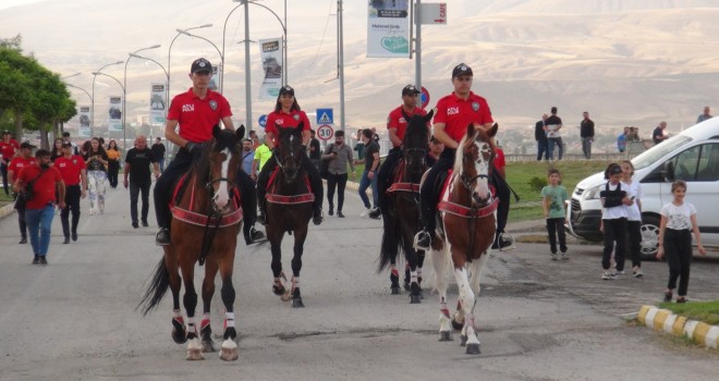 Atlı Polis Birliği Tatvan Sahilinde Devriye Görevi Gerçekleştirdi