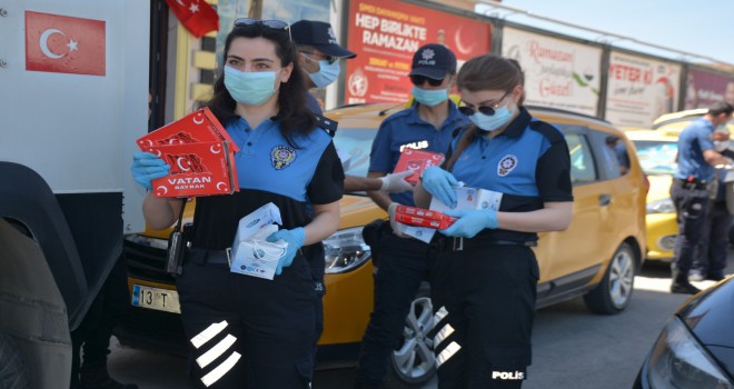 Tatvan’daki vatandaşlar ile esnaflara bayrak ve maske dağıtıldı