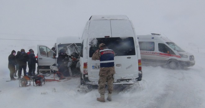 Tatvan - Hizan Yolunda Trafik kazası: 17 Yaralı