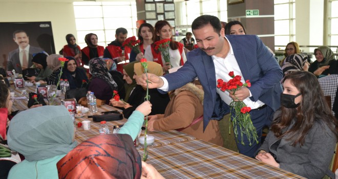 Tatvan Belediyesi ile Kızılay Tarafından Kadınlara Yönelik Sinema Etkinliği Düzenlendi