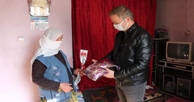 Hizan Kaymakamı Yelek, ‘Kadınlar Günü’ Dolayısı ile Hane Ziyareti Gerçekleştirdi