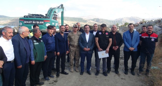 Vali Karakaya Van Gölü Dip Çamuru Temizliği Çalışmalarını İnceledi