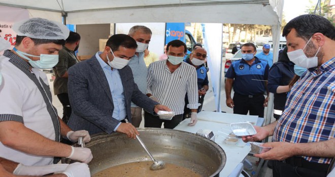 Başkan Geylani, Vatandaşlara Aşure Dağıttı