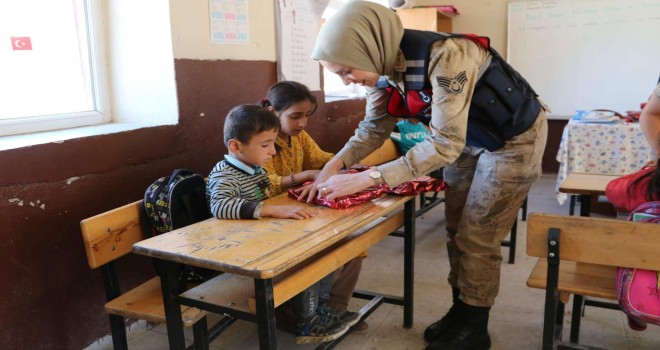 Bitlis’te Jandarma Yaşlıları ve Çocukları Ziyaret Etti