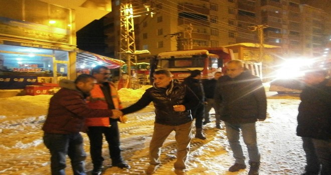 Kaymakam Özkan kar temizlik çalışmalarını yerinde inceleyerek uyarıda bulundu