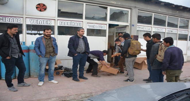 Ramazan’da mültecilere hayırsever vatandaşlar tarafından iftar ikramı