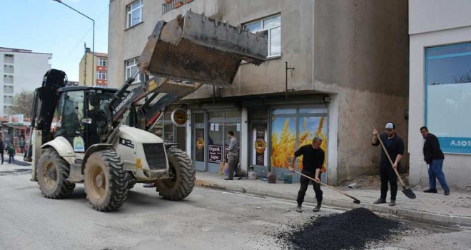 Tatvan Belediyesi’nin yol onarım çalışması