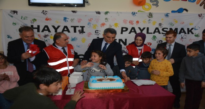 Kaymakam Özkan ile Kızılay ekibi özel çocukları ziyaret etti