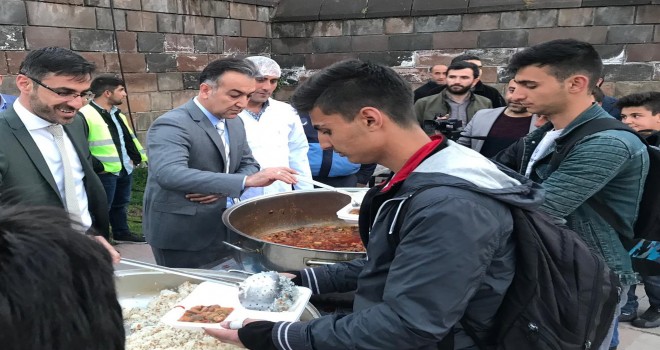 Vali Çağatay, Bitlis’te vatandaşlarla İftarda buluştu