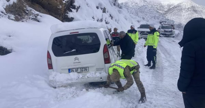 Karda Mahsur Kalan Vatandaşları Jandarma Kurtardı