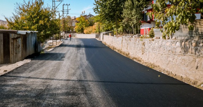 Bitlis'te 8 Ağustos Mahallesi'nde 3 Km'lik Yol Sıcak Asfalt Çalışması Tamamlandı