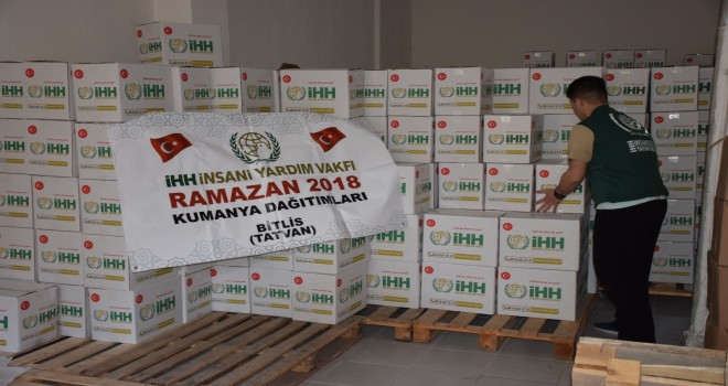 Bitlis İHH, 1500 aileye Ramazan kumanyası dağıttı