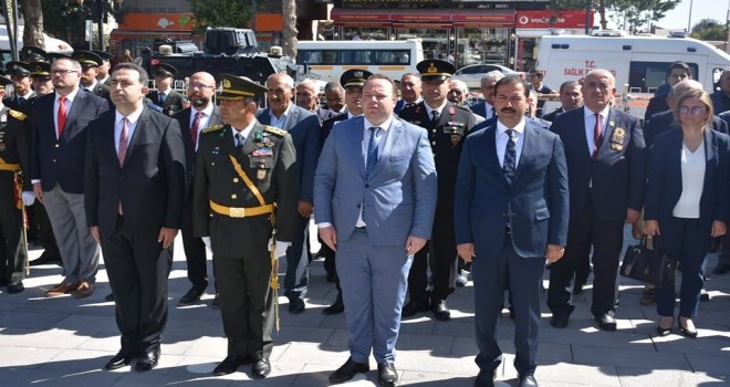 Tatvan’da Zafer Bayramı Nedeniyle Çelenk Sunma Töreni Düzenlendi