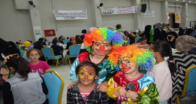 Bitlis İHH ve Tatvan Belediyesi Dünya Yetimler Günü'nde yetim aileleri iftarda ağırladı